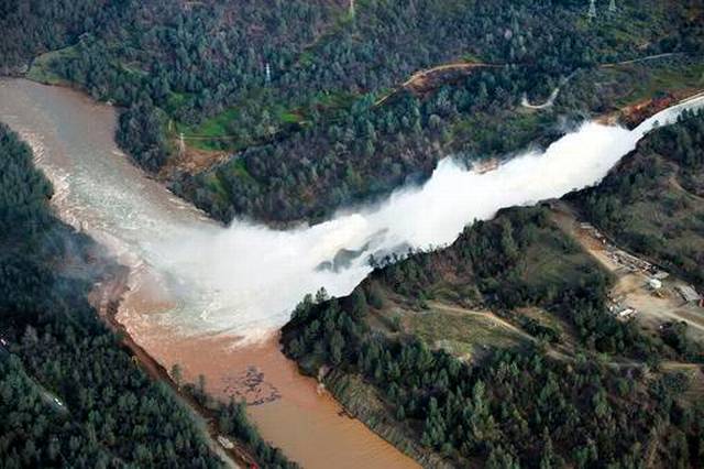 Thousands told to evacuate in face of California dam risk